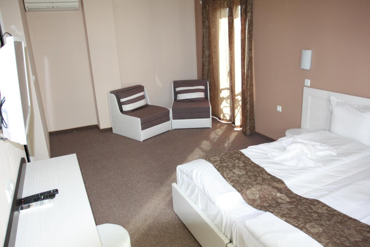 Family Room (2 Adults + 2 Children),917741572:JPEG
